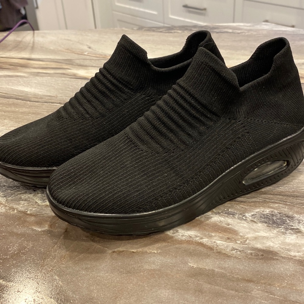 Elegant Black Slip-On Women's Sneakers